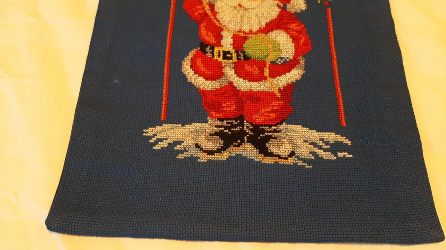 VÄLBRODERAD JULBONAD MED TOMTE KORSSTYGN HANDBRODERAD 45 X 27 CM I FINT SKICK