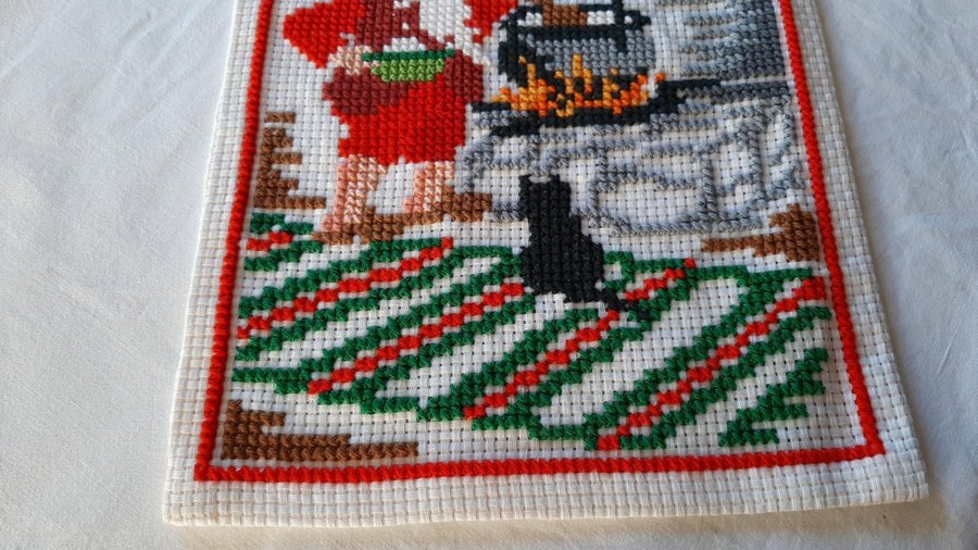 JULBONAD KORSSTYGN TOMTE MED KATT I FINT SKICK 42 X 21 CM