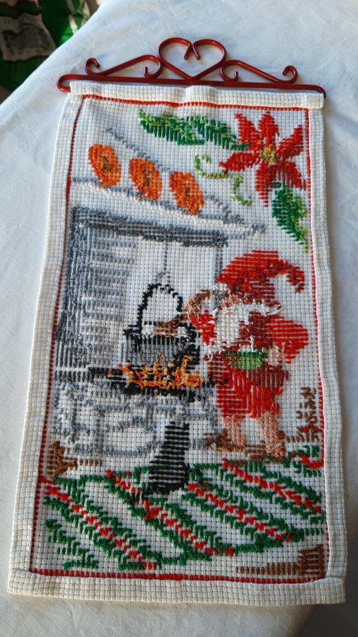 JULBONAD KORSSTYGN TOMTE MED KATT I FINT SKICK 42 X 21 CM