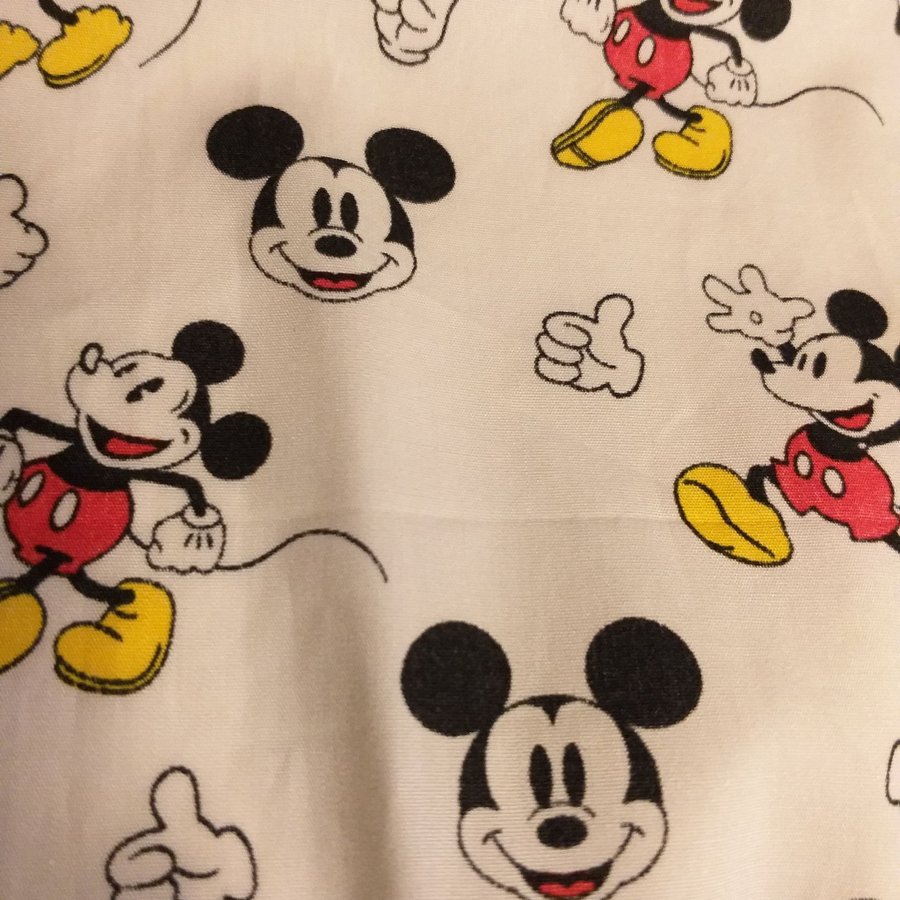 R e a Mickey Mouse tyg en meter brett, 50 cm långt.