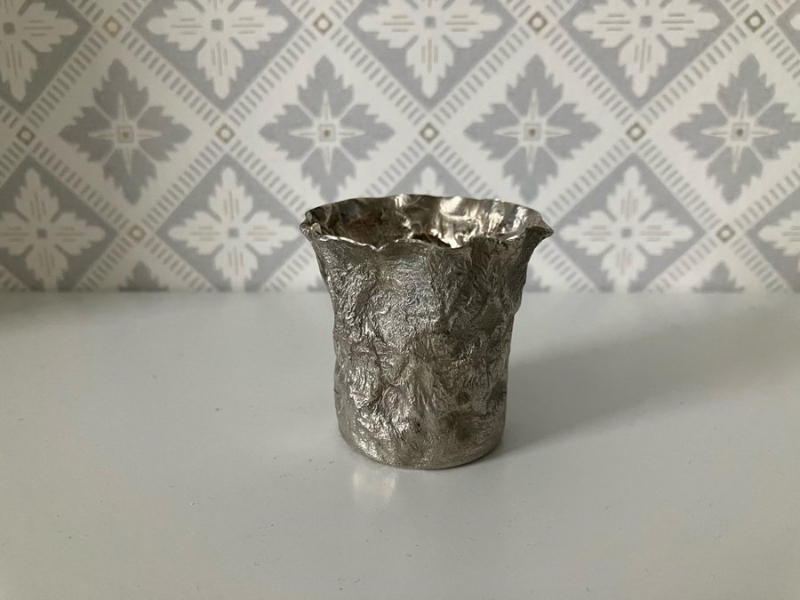 En liten bägare i äkta silver - LÅA eller GÅA - 21,4 g - U9 - Annorlunda design