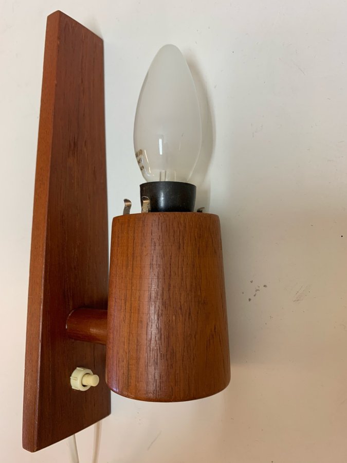 Vägglampa i teak med glaskupa 1960-tal