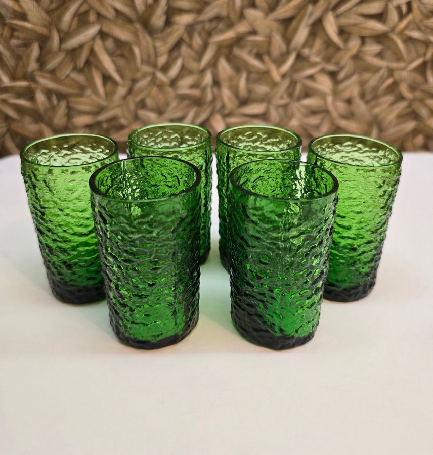 6 spritglas i vacker grön färg, troligen JOHANSFORS GLASBRUK