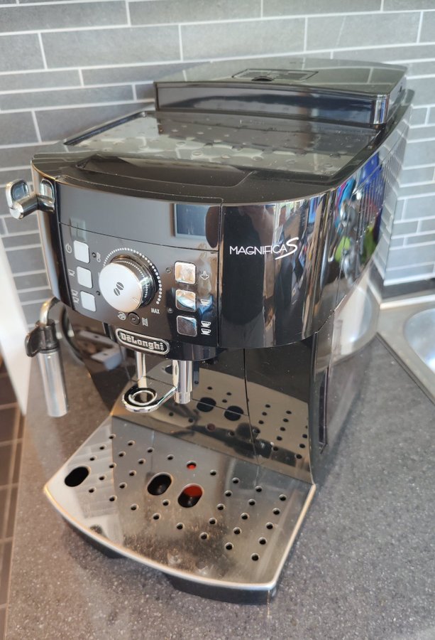 DeLonghi Magnifica S Kaffemaskin med skumningsfunktion