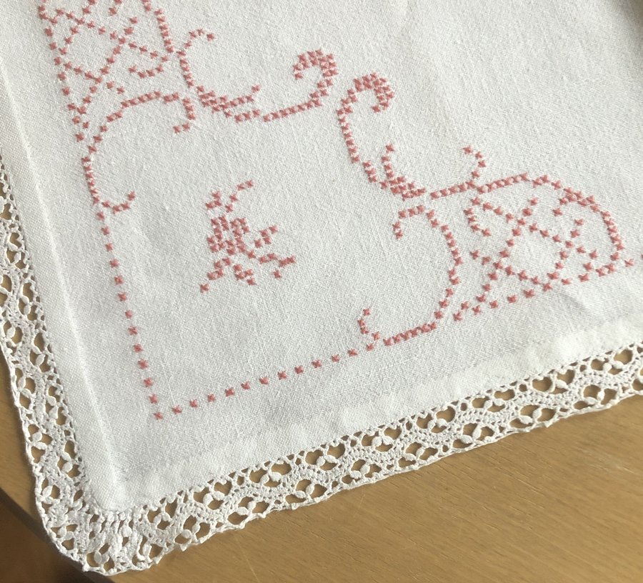 Broderad duk med spets, 108 x 108