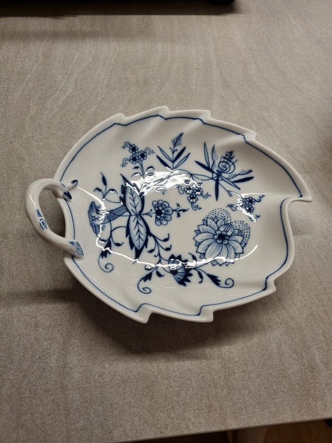 Lövformat fat, porslin. Meissen.