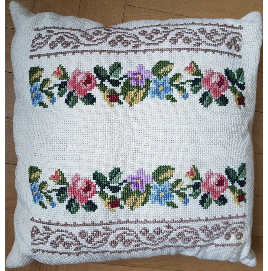 Fin handbroderad kudde Svenskt retro-vintage-hantverk