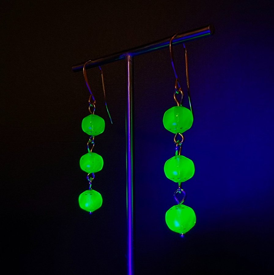 Örhängen m pärlor av URANGLAS guldpläterat grön URANIUM glass earrings green