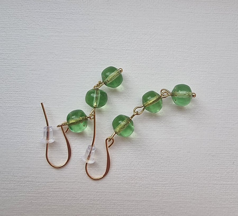 Örhängen m pärlor av URANGLAS guldpläterat grön URANIUM glass earrings green