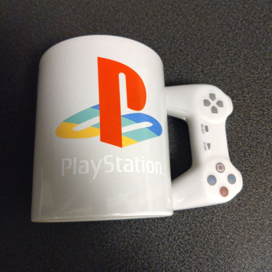 PLAYSTATION MUGG MED HANDTAG I FORM AV SPELKONTROLL