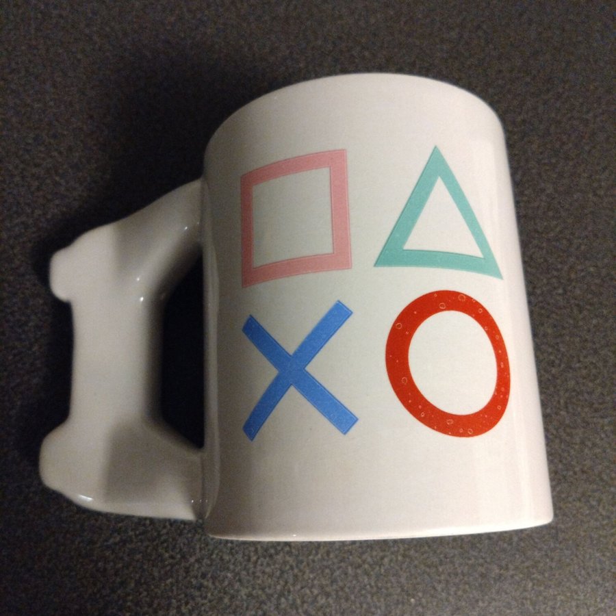 PLAYSTATION MUGG MED HANDTAG I FORM AV SPELKONTROLL