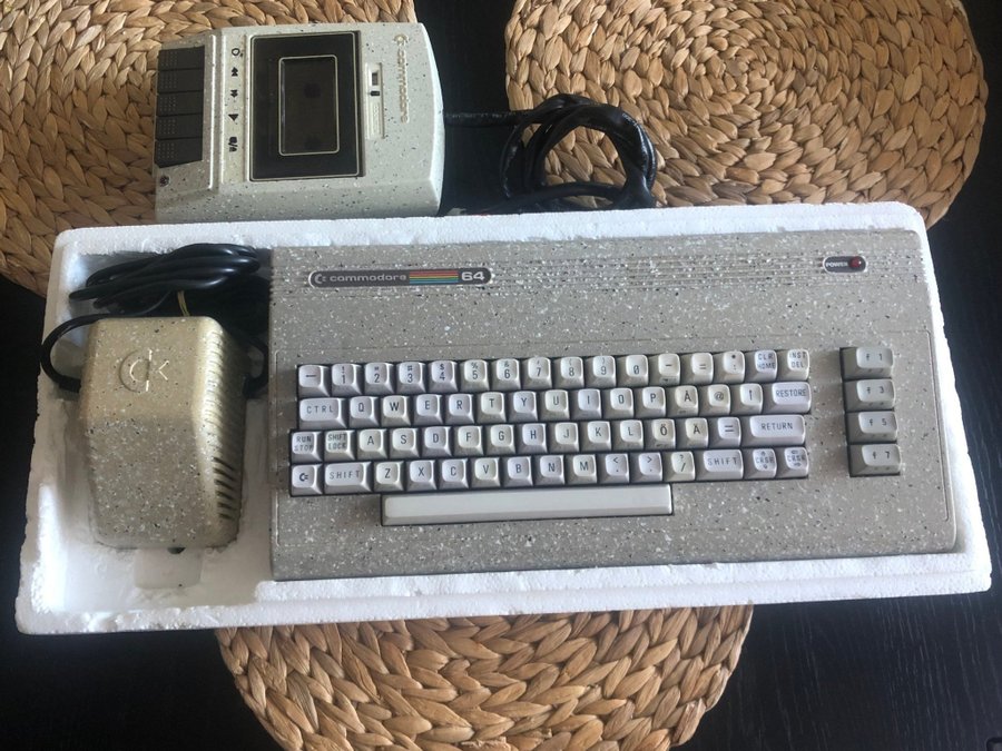 C64 1984 Eget Koncept Sten Utseende ÅÄÖ C2N Cassette Nätdel Bok i frigolit