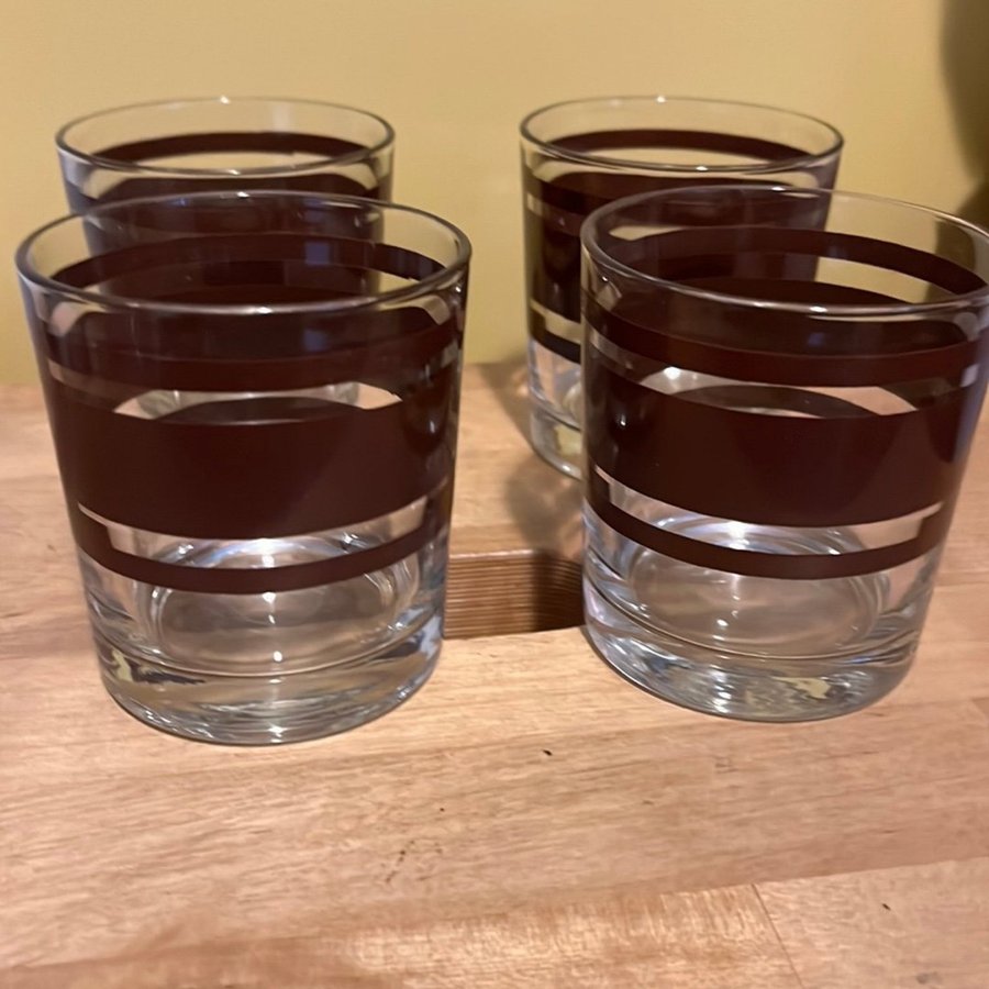 Glas med bruna ränder