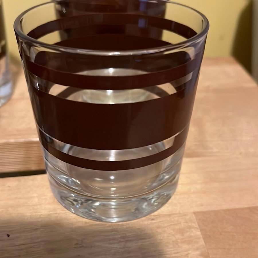 Glas med bruna ränder