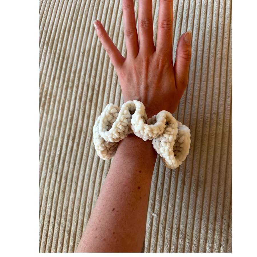 Virkad scrunchie/hårsnodd, beige och vit kant