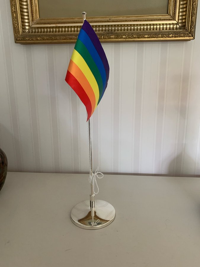 Flaggstång med Prideflaggan - nysilver- bordsflagga