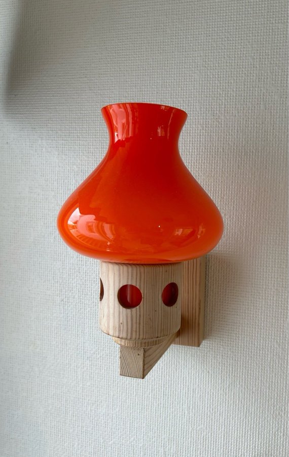 Retro Vägglampa i trä och orange glas , från markslöjd