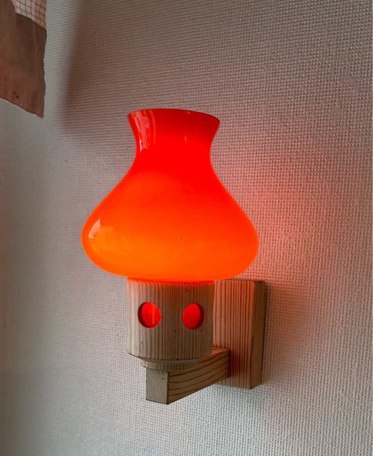 Retro Vägglampa i trä och orange glas , från markslöjd