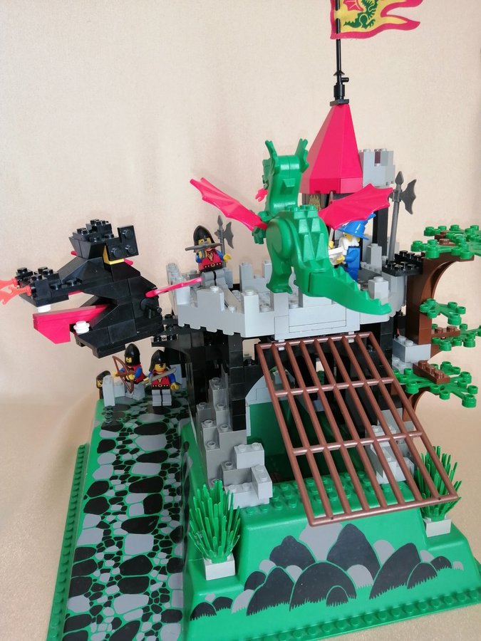 Äldre Lego Borg Castle - 6082 DRAGON KNIGHTS - FIRE BREATHING FORTRESS från 1993