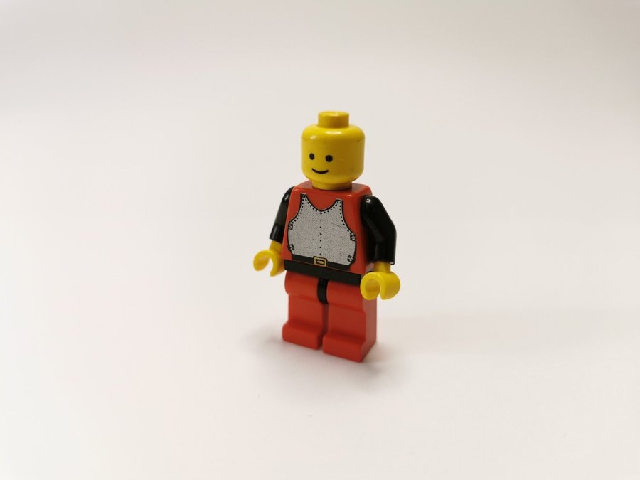 Lego - minifigur - castle - riddare - lion knight - brynja - röd/svart