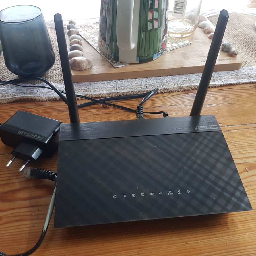 Router (ASUS RT-AC51U)