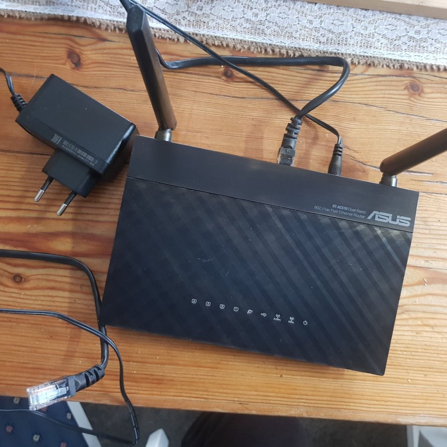 Router (ASUS RT-AC51U)