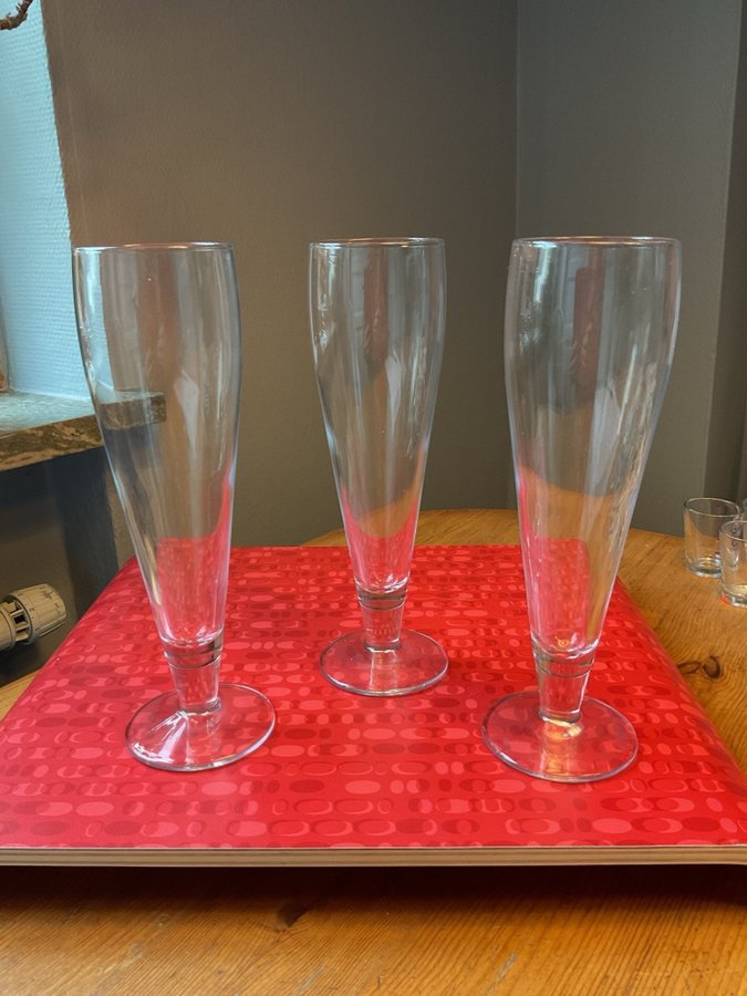 Tre stora glas på fot ölglas klarglas