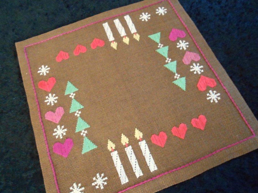 VACKER HANDBRODERAD DUK JULMOTIV PÅ BRUN LINNEVÄV. 26 X 26 CM.