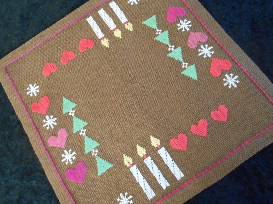 VACKER HANDBRODERAD DUK JULMOTIV PÅ BRUN LINNEVÄV. 26 X 26 CM.