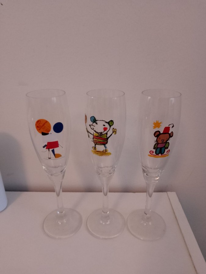 3 st champagneglas Lasse Åberg, 1900-talets senare del.