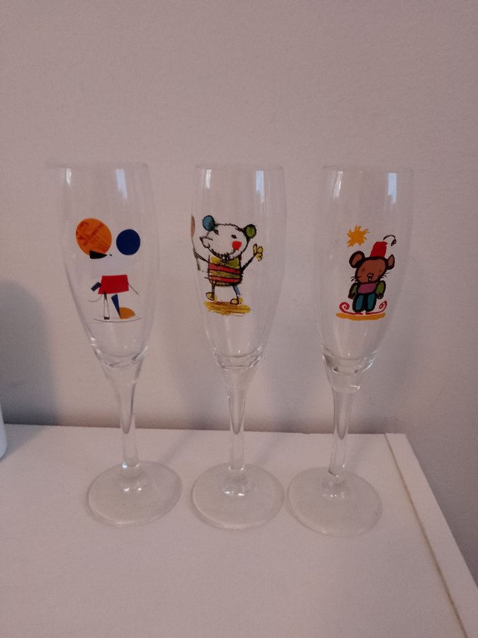 3 st champagneglas Lasse Åberg, 1900-talets senare del.