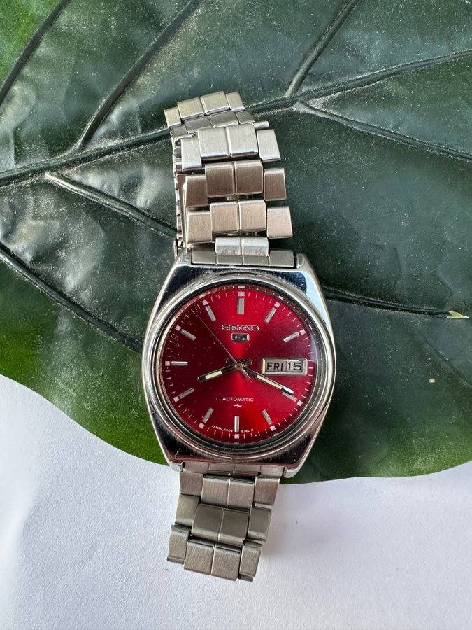 Seiko 5 Automatic Röd Urtavla