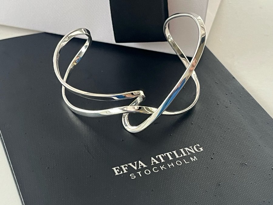 Efva Attling Twisting Cuff Armring i silver. Nyskick!