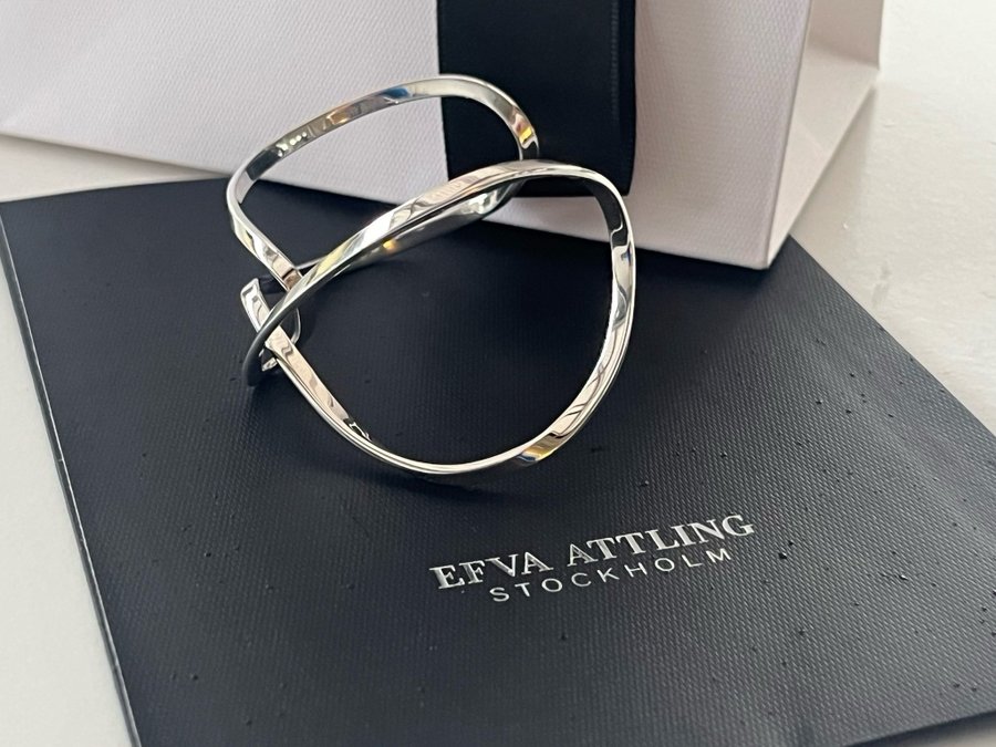 Efva Attling Twisting Cuff Armring i silver. Nyskick!