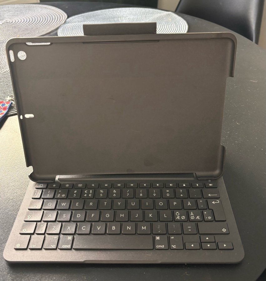 Logitech Slim Folio Tangentbordsfodral för iPad 10,2