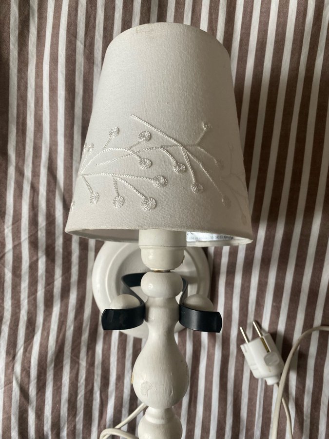 Vägglampa med nästan ny lampskärm