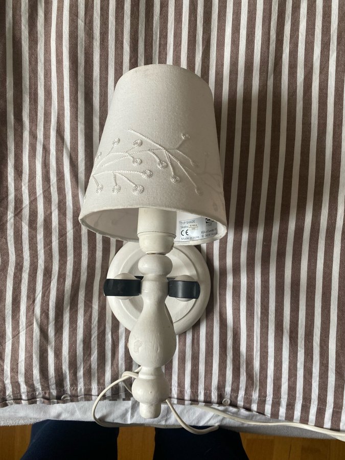 Vägglampa med nästan ny lampskärm