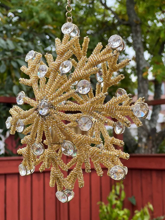 Fönster värmeljusstakar ett par i form av snöflinga