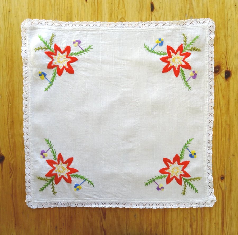 Retro. Liten handbroderad julduk kantad med spets, 38x42 cm.