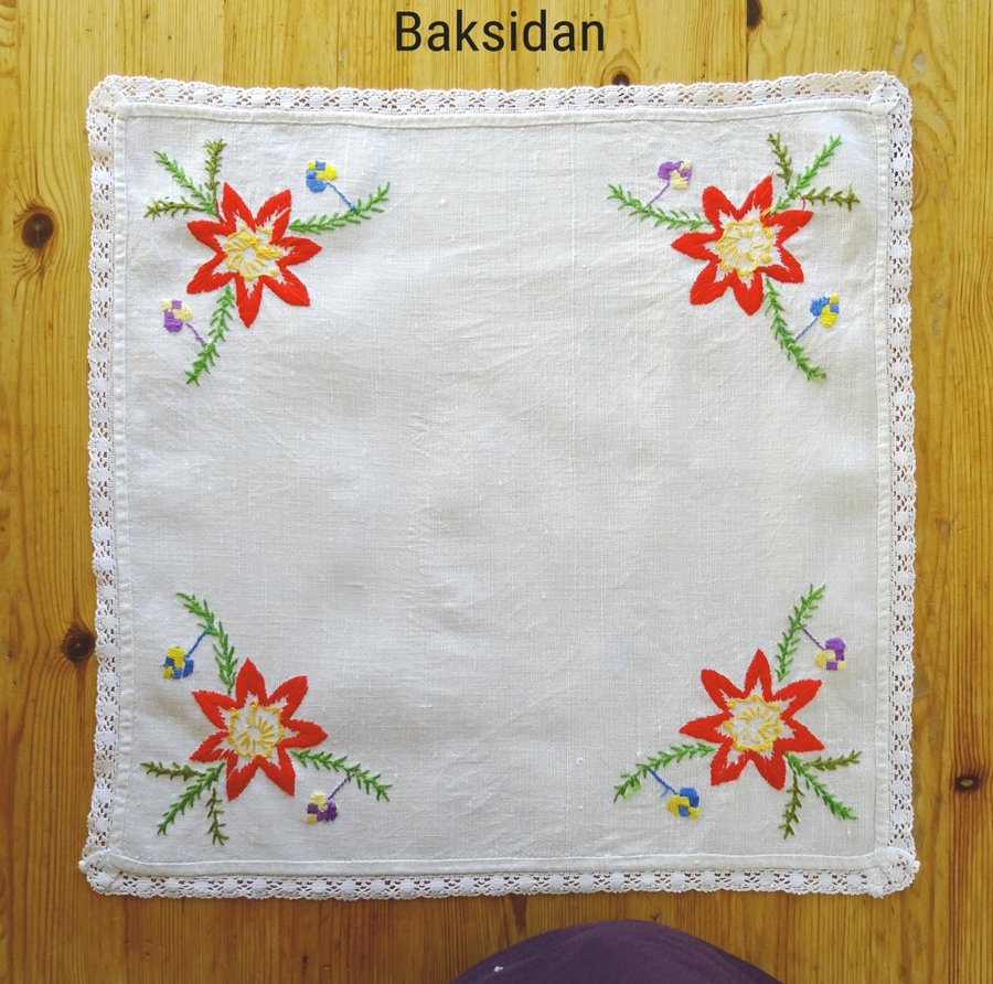 Retro. Liten handbroderad julduk kantad med spets, 38x42 cm.