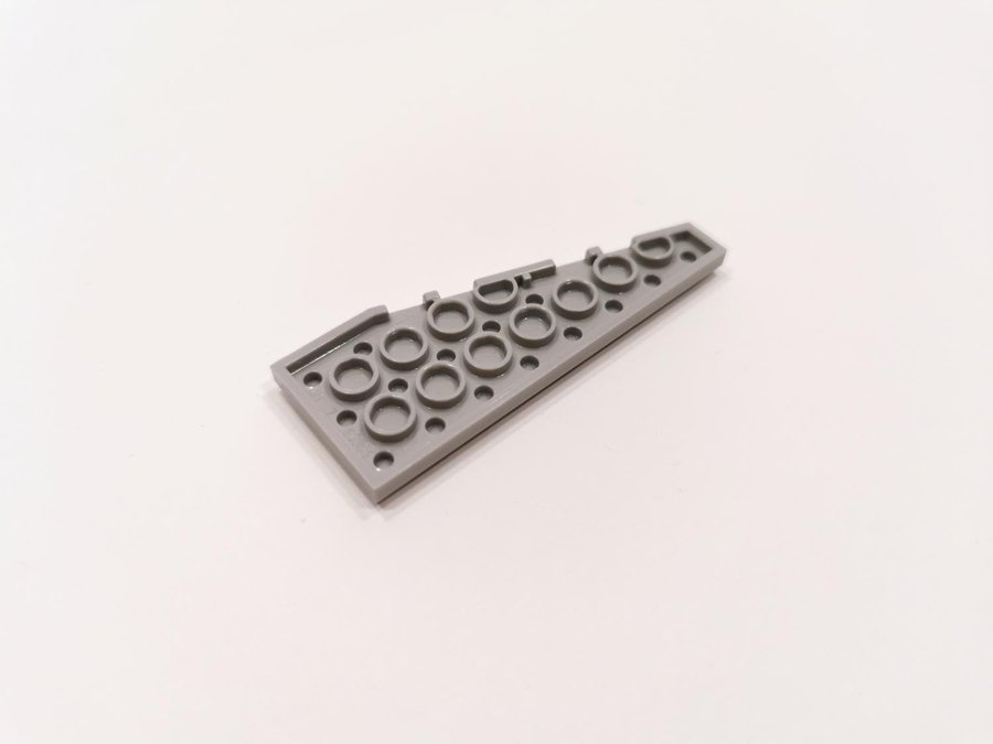 Lego - wedge - vinge - plate - höger - 8x3 - part 50304 - ljusgrå (bluish)