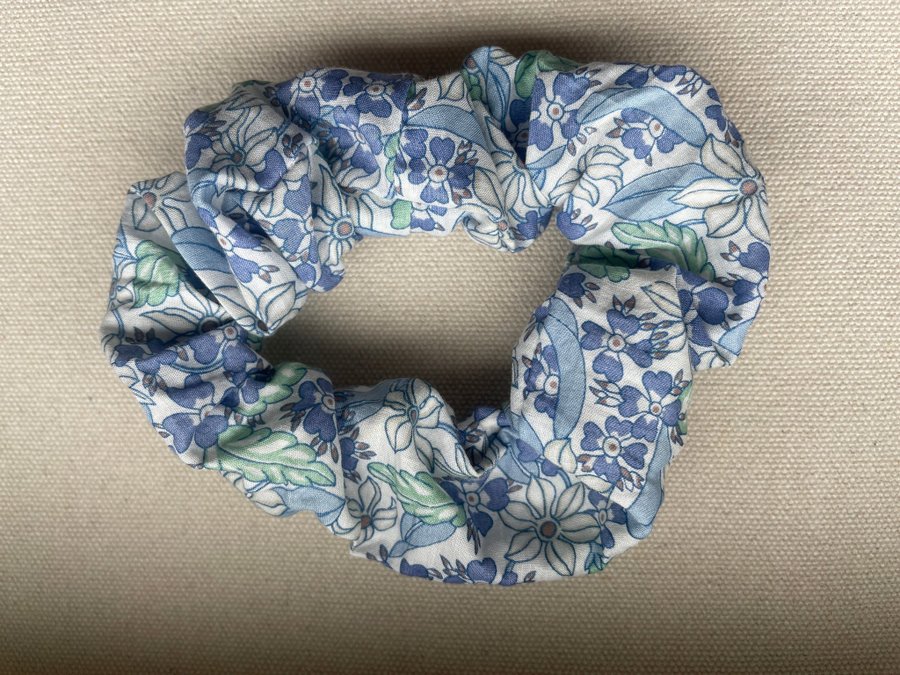 1 Handgjord Liberty London Scrunchie/ Hårsnodd