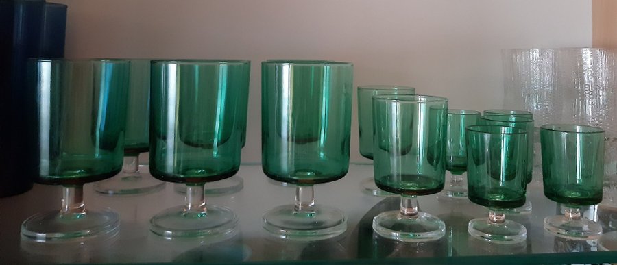 13 franska gröna glas på fot 3 storlekar 6 21 cl + 5 + 2 France 60 tal RETRO