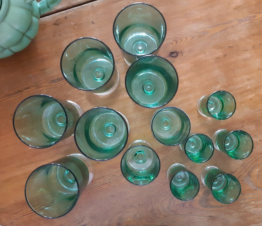 13 franska gröna glas på fot 3 storlekar 6 21 cl + 5 + 2 France 60 tal RETRO