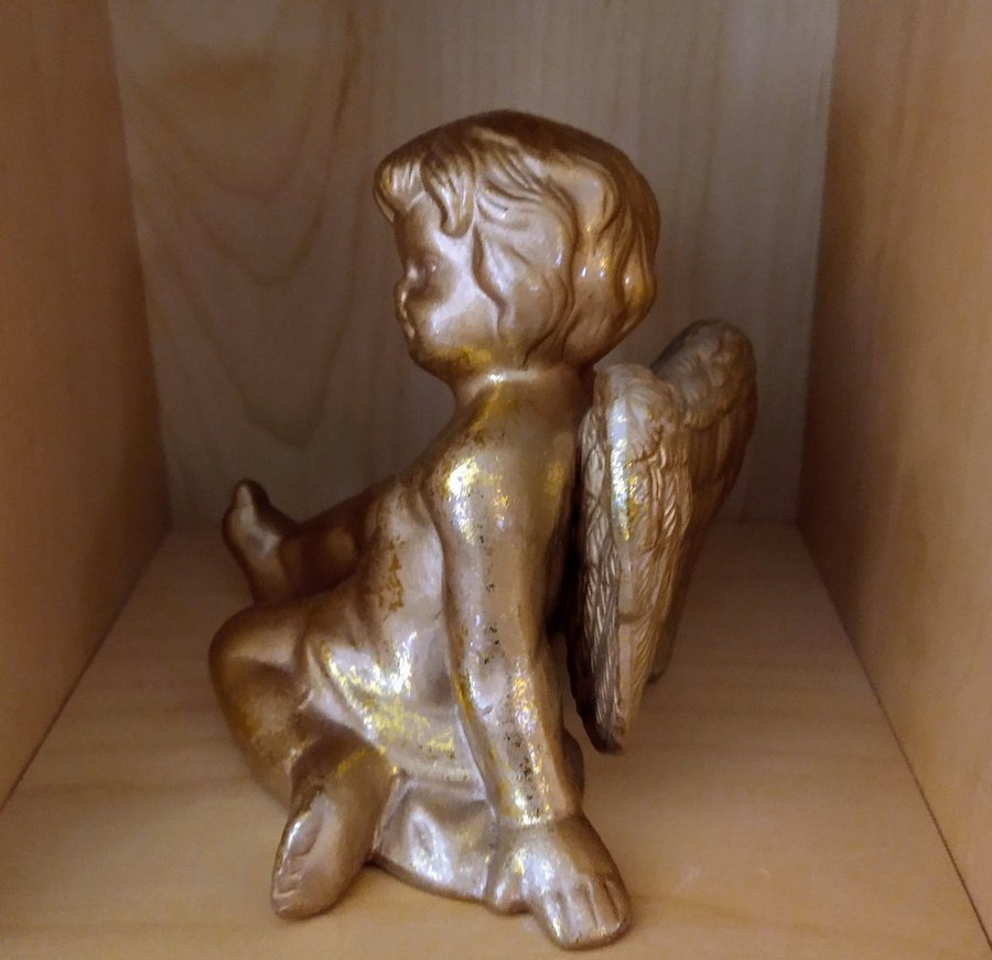 Guldfärgad ängelfigur figurin ängel putto kerub vintage