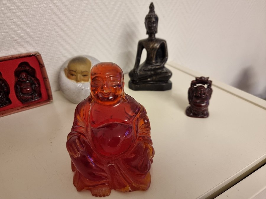 Buddhastatyer i olika storlekar och material