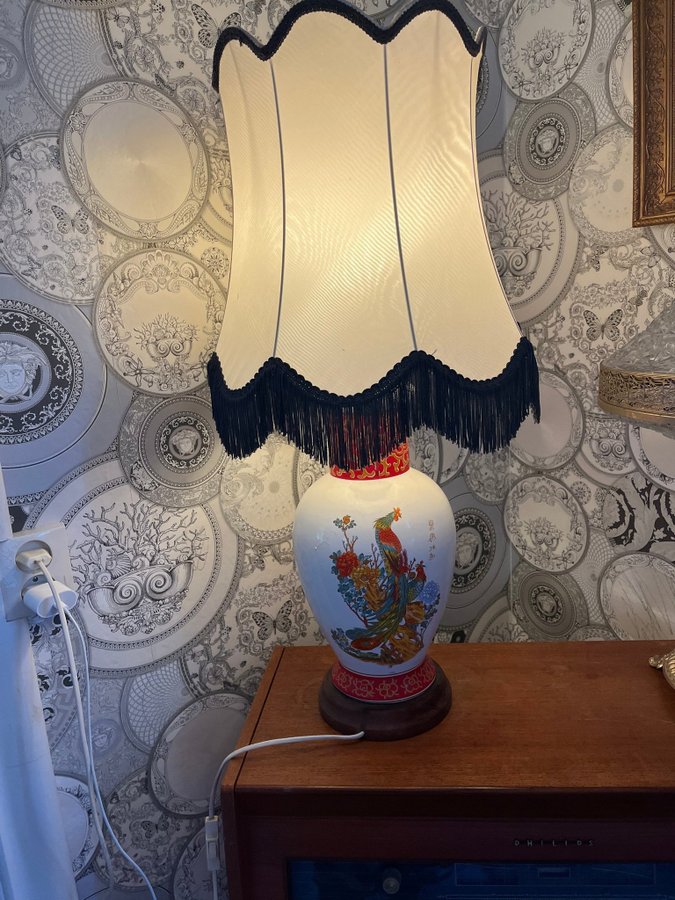 Större bordslampa i porslin orientalisk / Lampskärm med fransar / Bordslampa