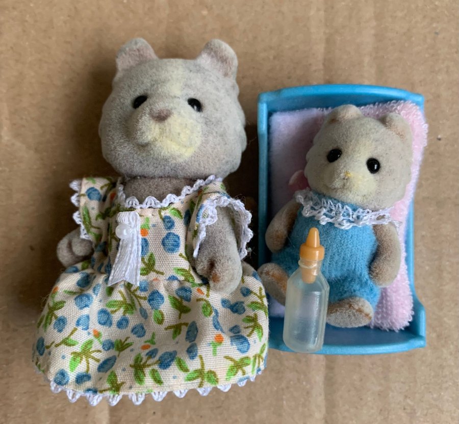 Sylvanian Families hund eller katt familj mamma barn bebis säng nappflaska