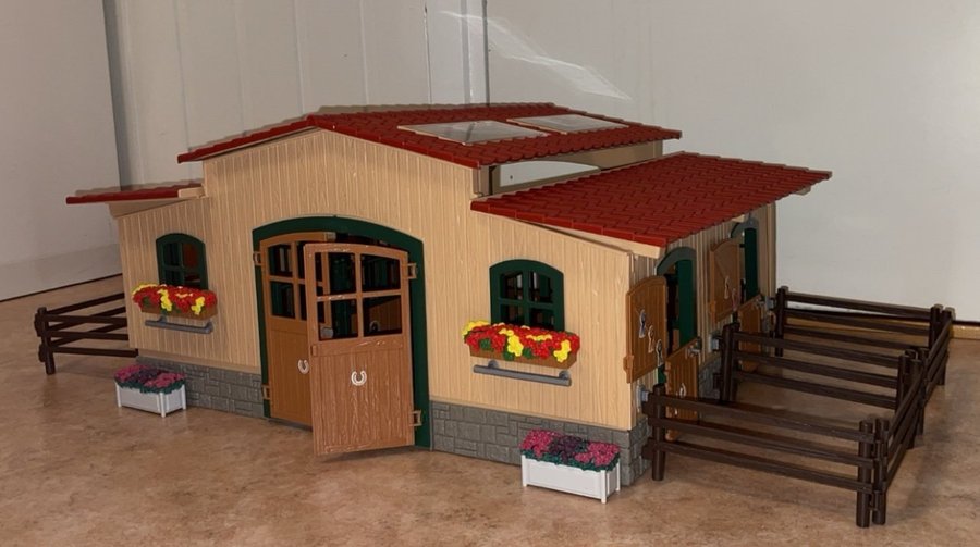 Schleich Stall med 3 Boxar