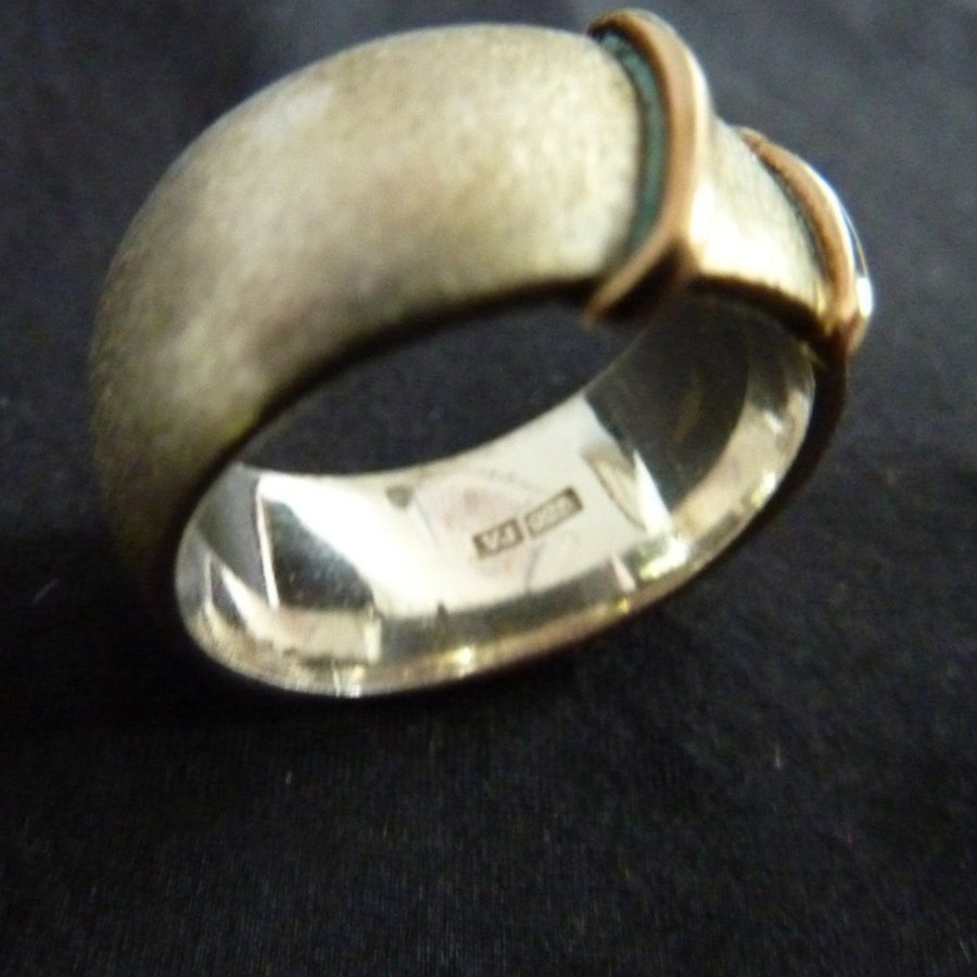 Stilren silver ring guld detalj design stämpl VJ 925 st 17,5-18 vikt 9 gr fin sk